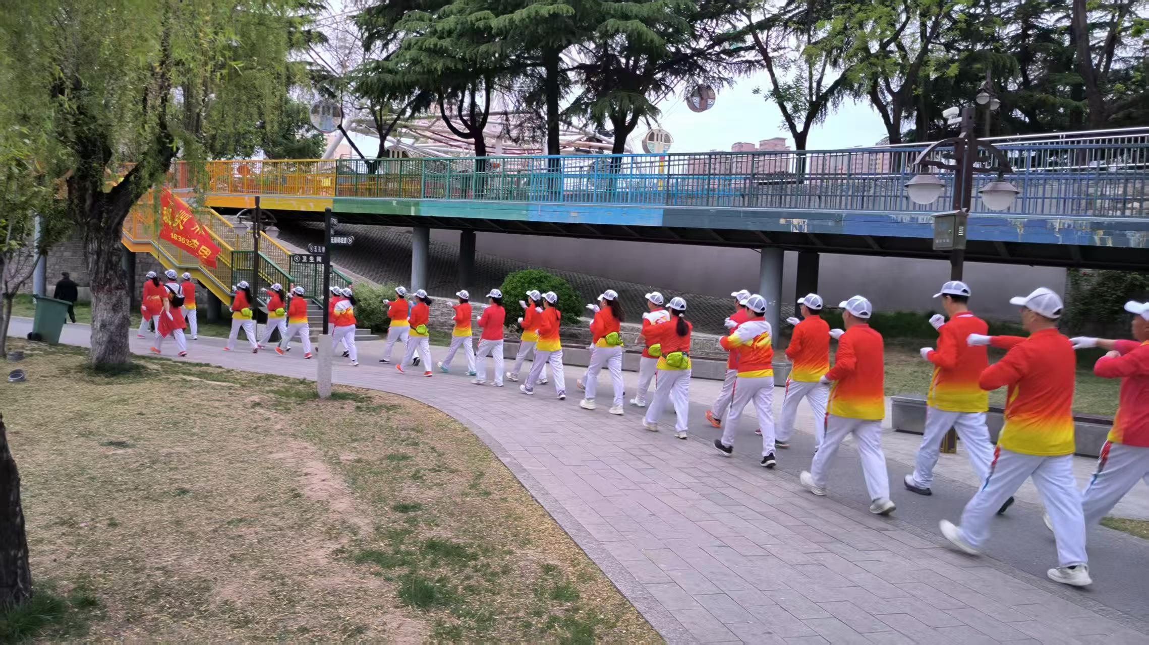 颯爽英姿健走團荊河公園站4.jpg