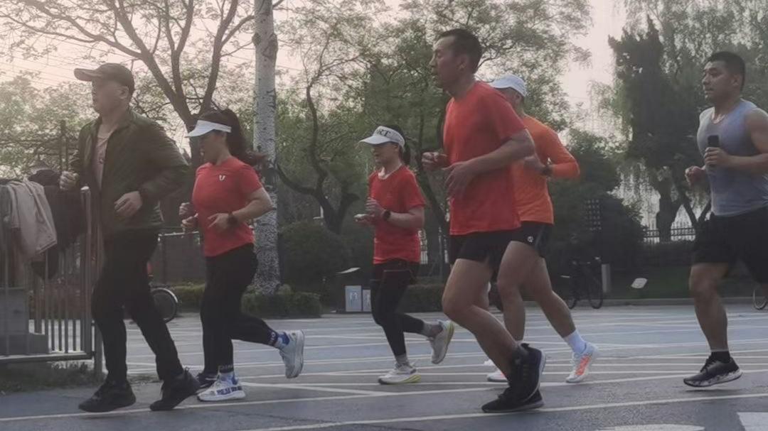 滕州梁師傅公園晨跑隊2.jpg