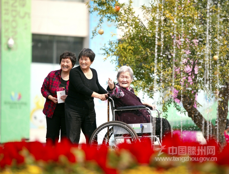 【新華社通稿圖片】市民正在鮮花盛開(kāi)的展覽館前賞花