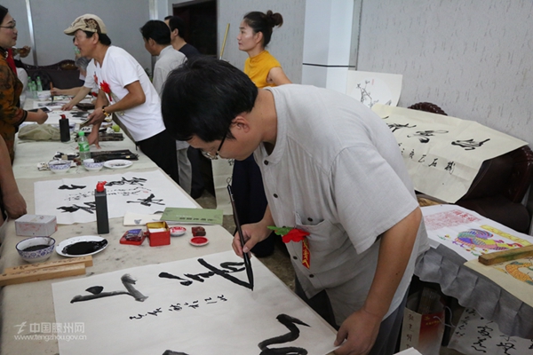 書法家揮毫潑墨