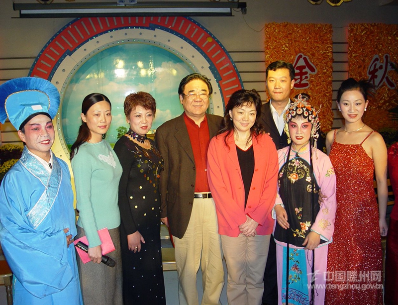 金鐵霖（左四）、馬秋華（左五）與柳琴劇團(tuán)員工合影