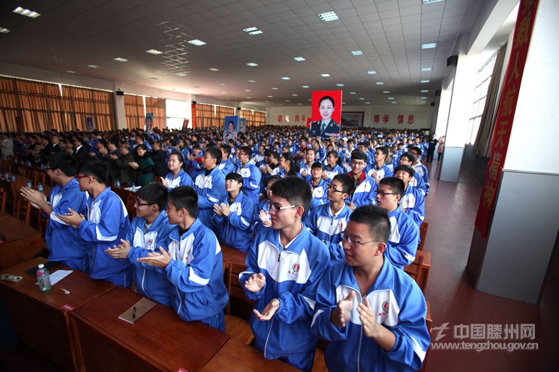 孫錦云、王亞平為滕州一中學(xué)生授課