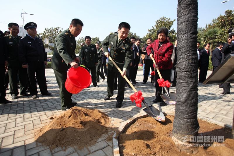 與會(huì)領(lǐng)導(dǎo)及嘉賓在航天員林栽植紀(jì)念樹