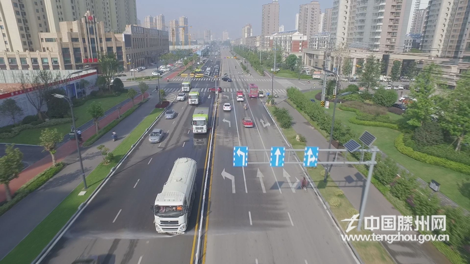 推行城區(qū)道路深度機(jī)械保潔 城市品位持續(xù)提升.jpg