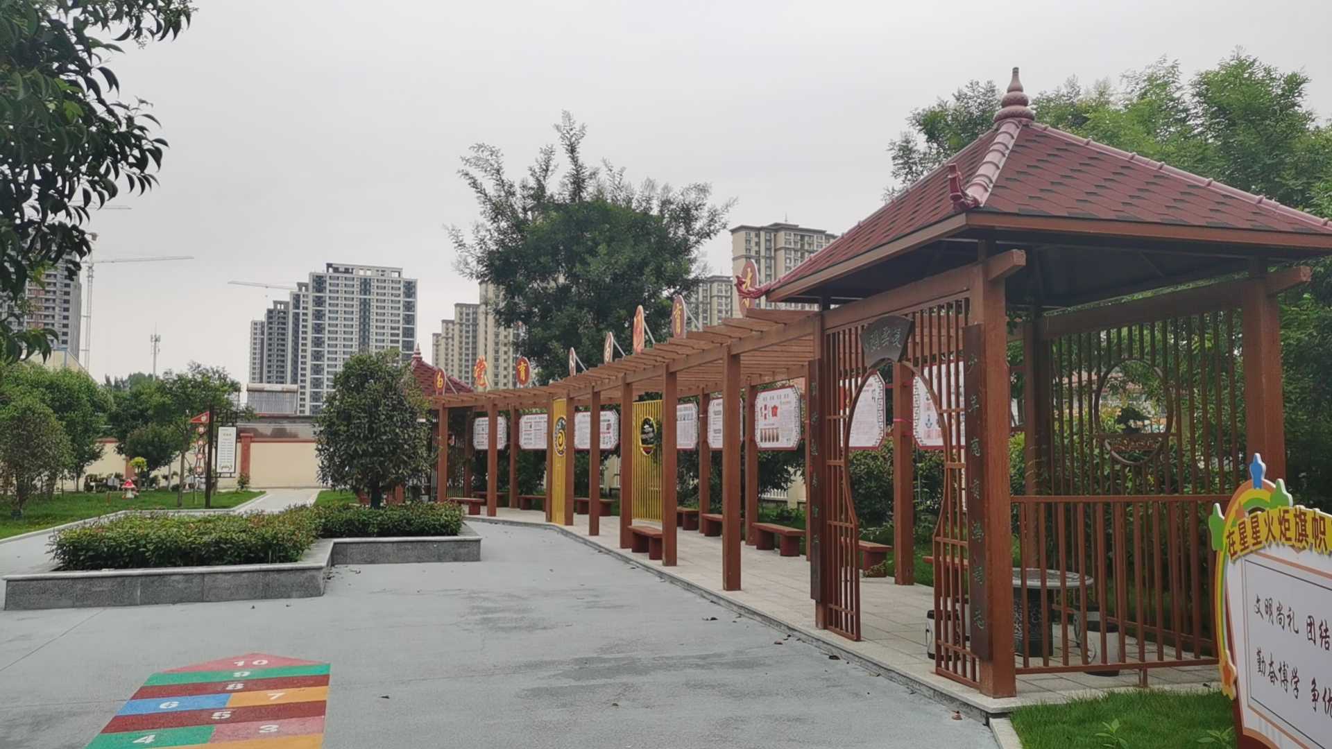 荊西小學(xué)校園文化長廊.jpg