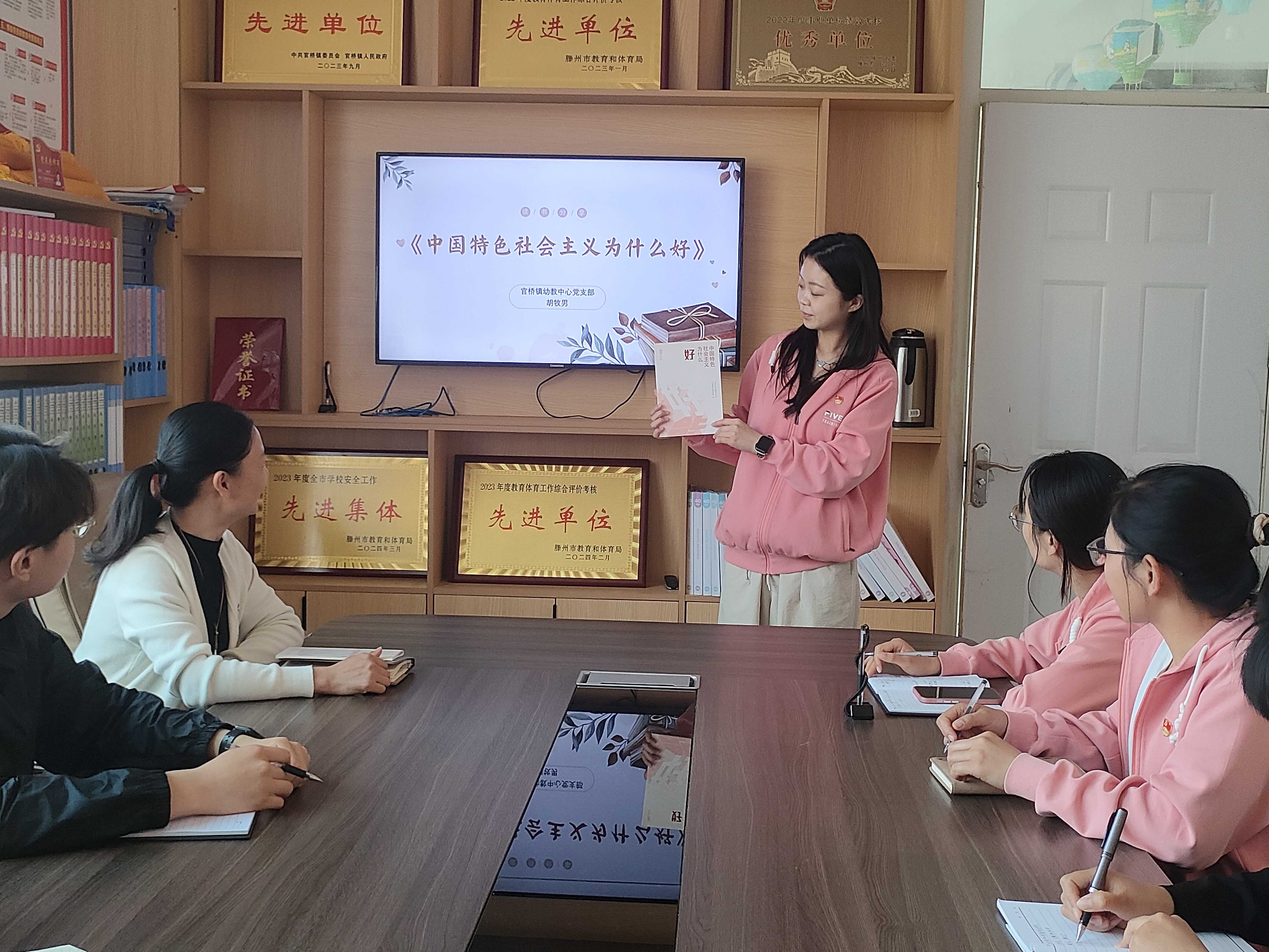 官橋?qū)W區(qū)為全體黨員《中國特色社會(huì)主義為什么好》等專業(yè)書籍.jpg